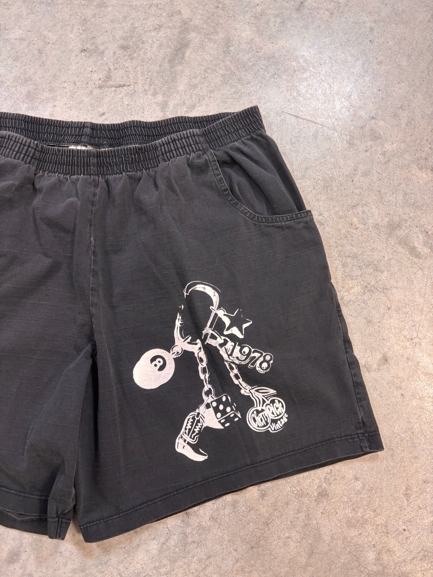 Cherry Pride ★ 90s Sweatshort (L)